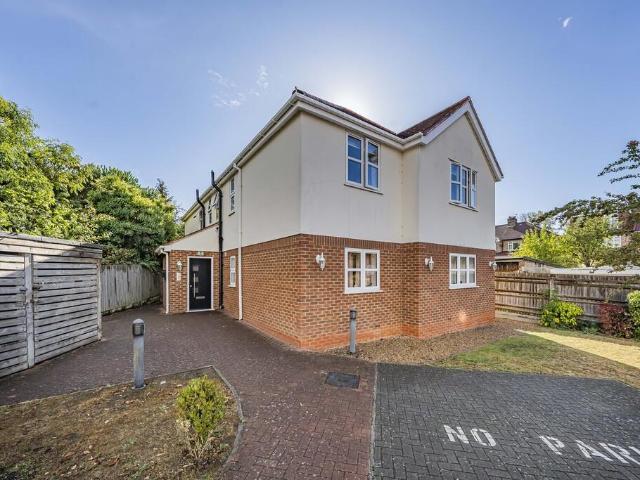 Snowden Avenue, Hillingdon UB10 1 bed apartment to rent £1,400 pcm £323 pw