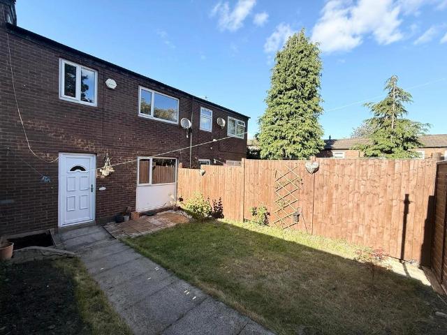 Snowden Vale, Leeds, West Yorkshire. 3 bed terraced house to rent £1,100 pcm £254 pw