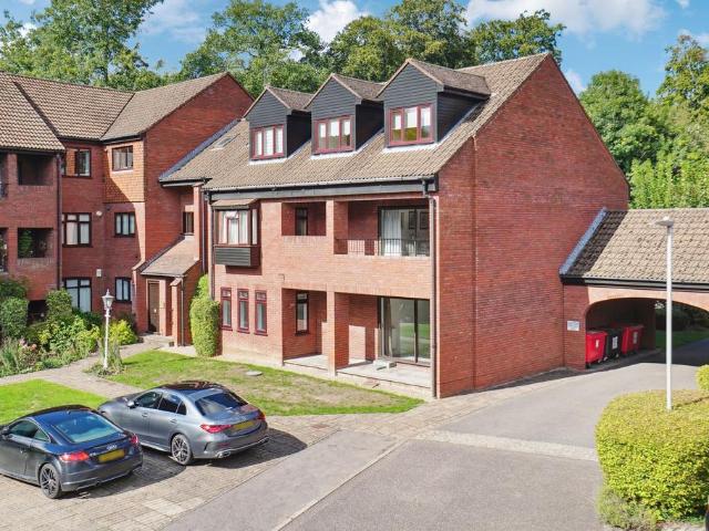 Snells Wood Court, Amersham HP7 2 bed apartment to rent £2,000 pcm £462 pw