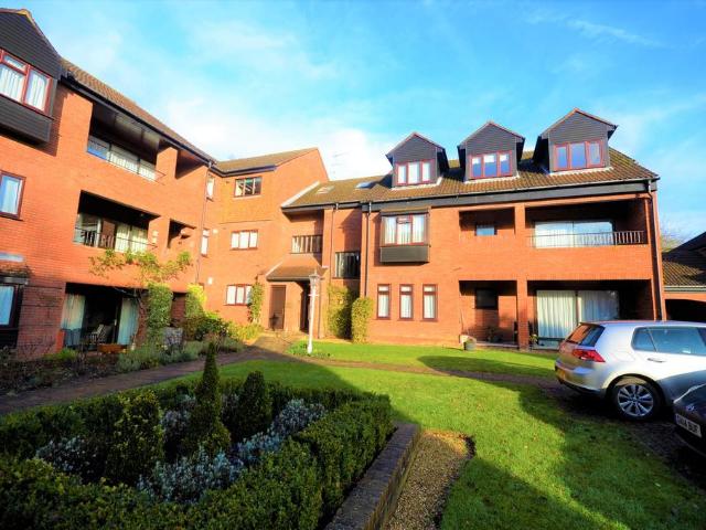 Snells Wood Court, Buckinghamshire HP7 2 bed apartment to rent £1,850 pcm £427 pw
