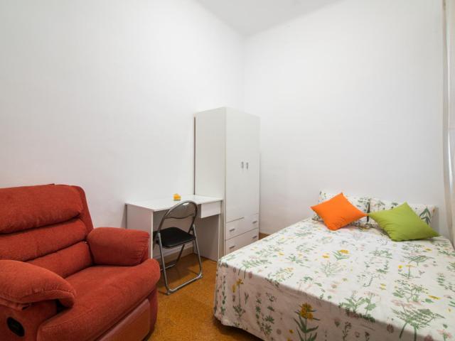 Snug double bedroom near the Joanic metro