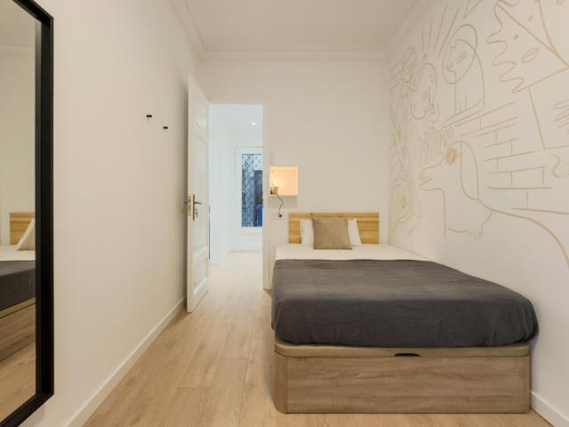 Snug double bedroom near the Urquinaona metro