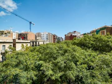 Snug double bedroom in a 5 bedroom apartment near El Clot Aragó train station