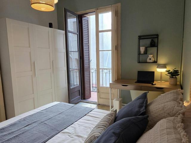 Snug double bedroom in Dreta de l'Eixample