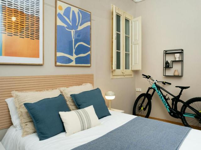 Snug double bedroom in La Nova Esquerra de l'Eixample