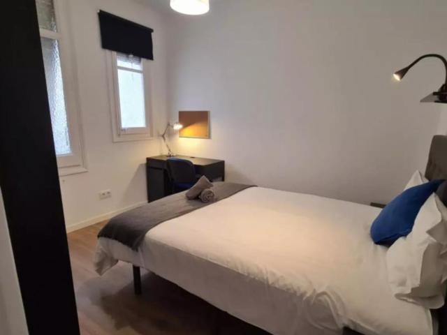 Snug double bedroom in Sant Gervasi Galvany