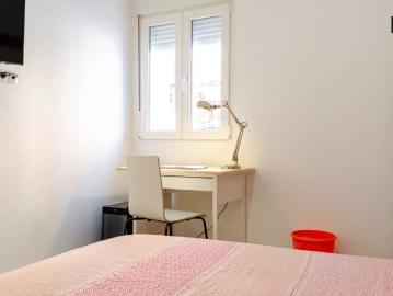Snug room for rent in 6 bedroom apartment in Burjassot
