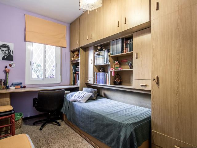 Snug single bedroom near Alfons X metro station