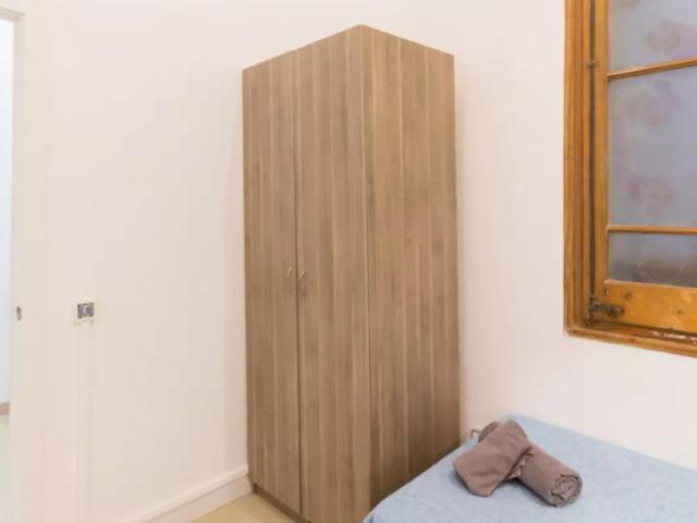 Snug single bedroom near Hostafrancs metro station