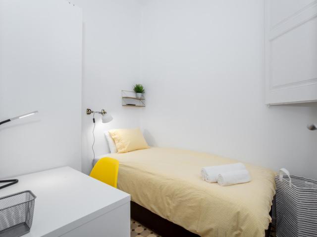 Snug single bedroom near the Rocafort metro