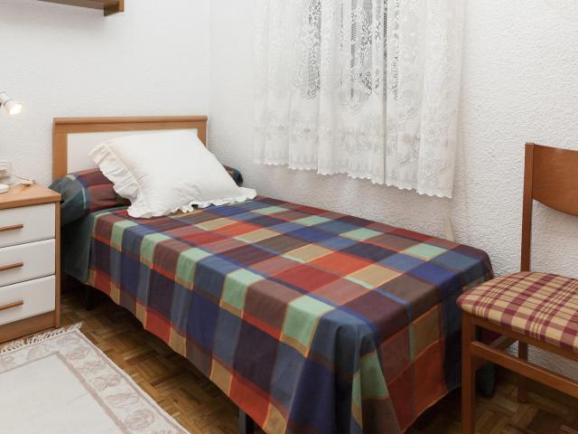Snug single bedroom next to Badal metro station, for a tenant that speaks Spanish