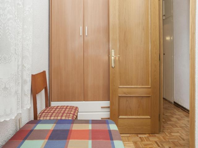 Snug single bedroom next to Badal metro station, for a tenant that speaks Spanish