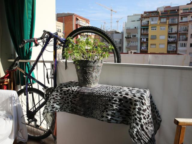 Snug single bedroom not far from IED Barcelona