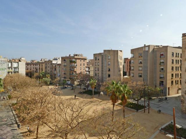 Snug single bedroom in a student flat, near the lovely Museu de la Xocolata