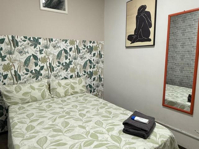 Snug single bedroom in Esquerra de l'Eixample