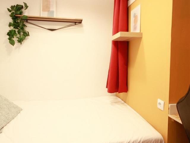 Snug single bedroom in L'Antiga Esquerra de l'Eixample