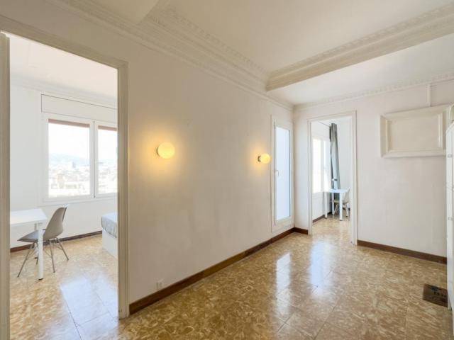 Snug single bedroom in proximity to the Rambla de Mar