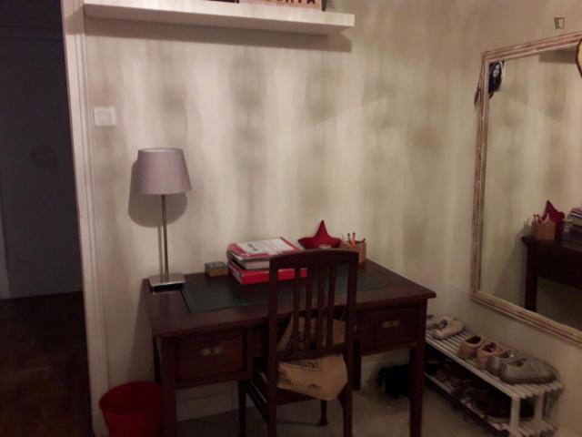 Snug single bedroom in Sarrià