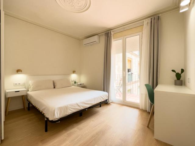 Snug 1 bedroom apartment with balcony near Sant Antoni metro station