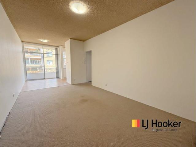 SPOTLESS AND SPACIOUS ONE BEDROOM APARTMENT ON THE FIRST FLOOR!