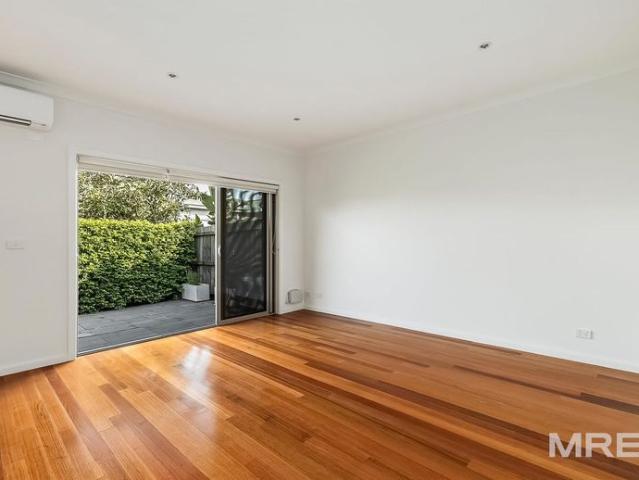 Spotless modren unit with great courtyard