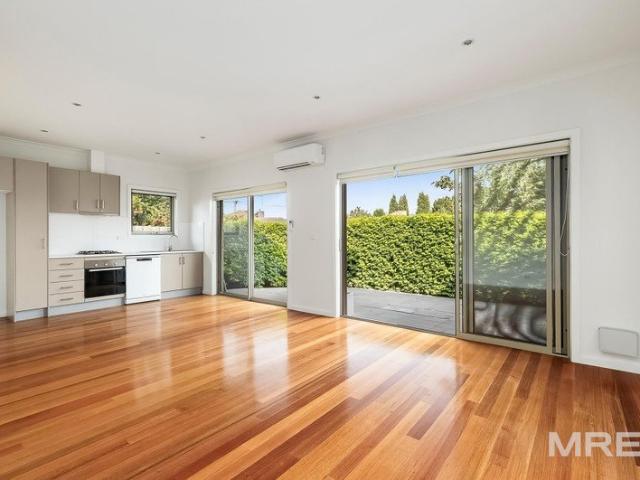 Spotless modren unit with great courtyard