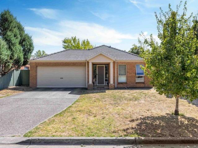 Spotlessly Presented Lake Gardens Beauty!