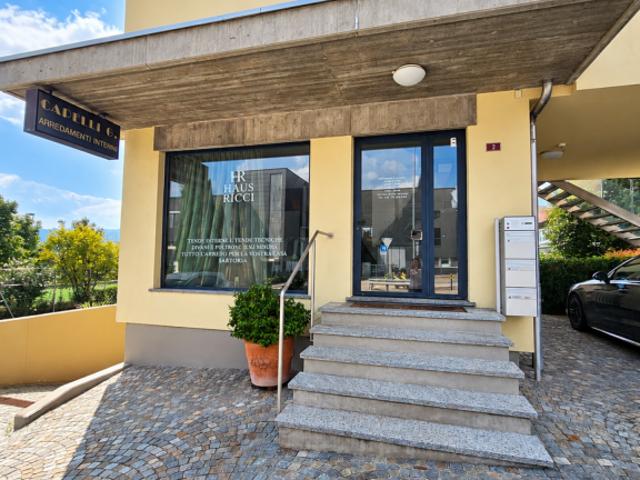 Spazio commerciale con vetrina