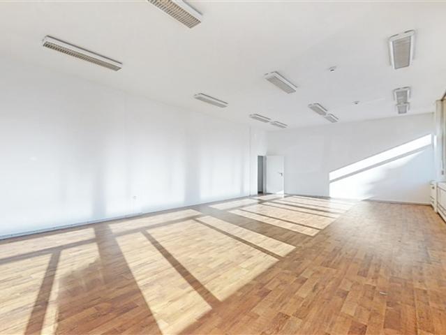 Spazio commerciale di 125m2 al pianterreno ccessibilità strategica a Manno