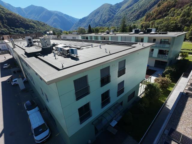 Spazio Commerciale / Ufficio di Prestigio in Stabile Moderno 2017 con Posti Auto in Garage