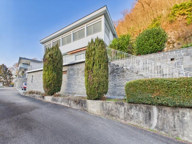 Spaziosa villa 5.5 locali con ampio giardino e vista aperta a Caslano