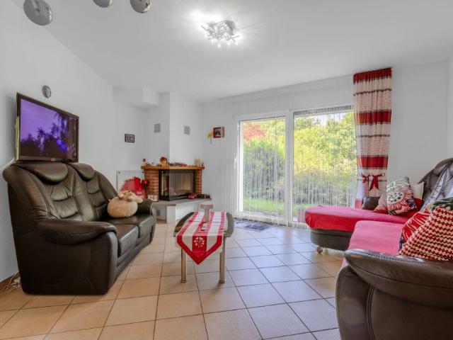 SPAZIOSA VILLA BIFAMILIARE 6.5 CON GIARDINO A CARABBIA