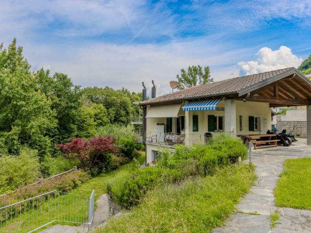 SPAZIOSA VILLA BIFAMILIARE 6.5 CON GIARDINO A CARABBIA