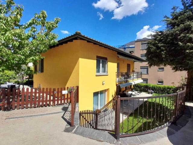 SPAZIOSA VILLA BIFAMILIARE CON GRANDE GIARDINO A CANOBBIO