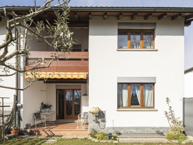 Casa d’angolo con camino e piscina comune | Eckhaus mit Cheminée und Gemeinschaftspool