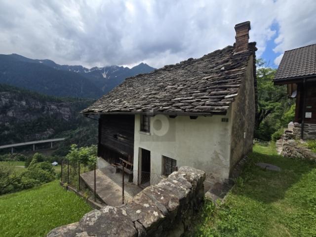 SPAZIOSA E SOLEGGIATA DA RISTRUTTURARE
