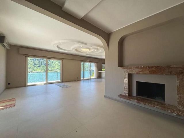 SPAZIOSA ED ELEGANTE CON PISCINA E VISTA LAGO