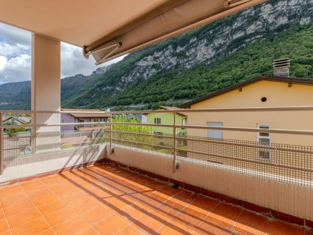 SPAZIOSO 5.5 LOCALI CON VISTA NEL VERDE A RIVA SAN VITALE