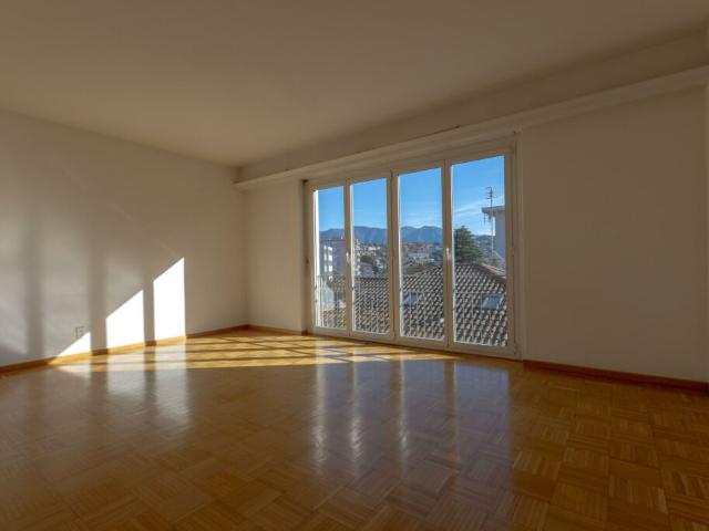 SPAZIOSO 3.5 LOCALI PIANO ALTO CON VISTA APERTA A CHIASSO