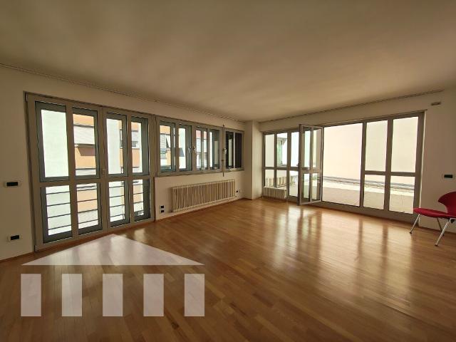 Spazioso appartamento con 3 camere da letto e terrazza in centro W01222