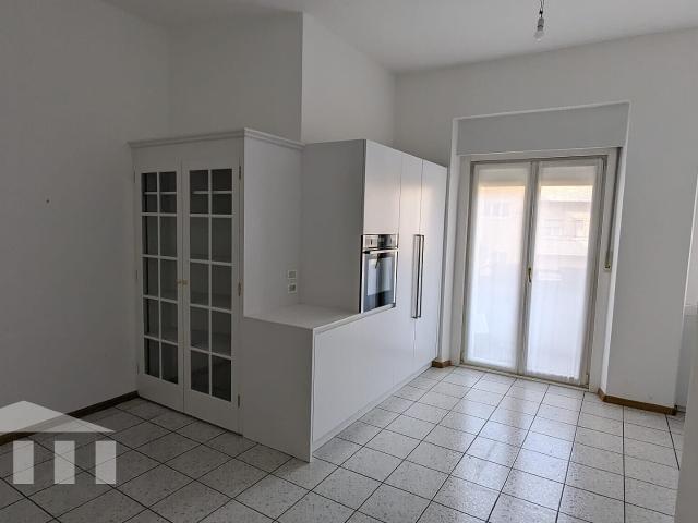 Spazioso appartamento con 7 stanze otlre cucine in zona centrale di Bolzano M W00755 01