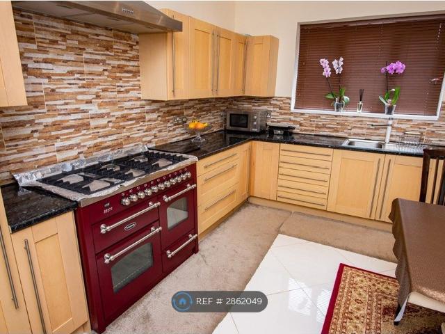 Spa Wood Top, Huddersfield HD4, 4 bed detached house to rent, £1,500 pcm | PrimeLocation