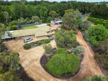 Space, Privacy and Lifestyle on 1.25 Acres