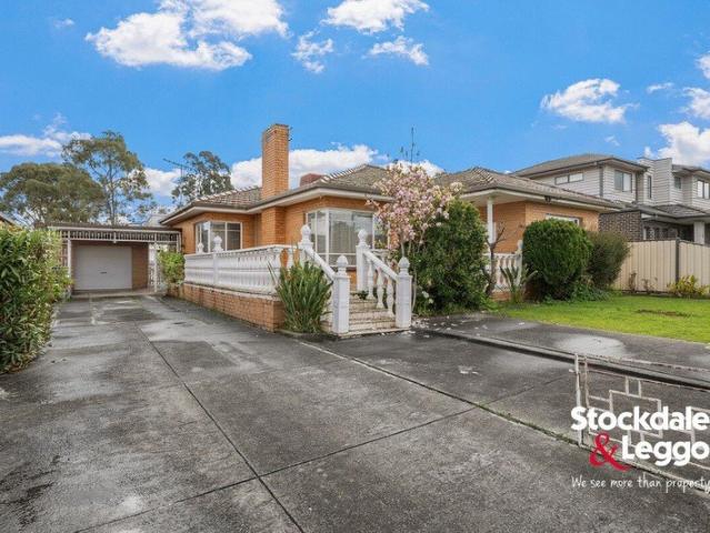 Space, Versatility & Family Appeal on 785m² approx