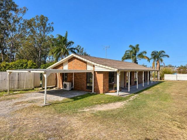 Space, Versatility & Room to Spread Out Main Home Plus Attached Flat