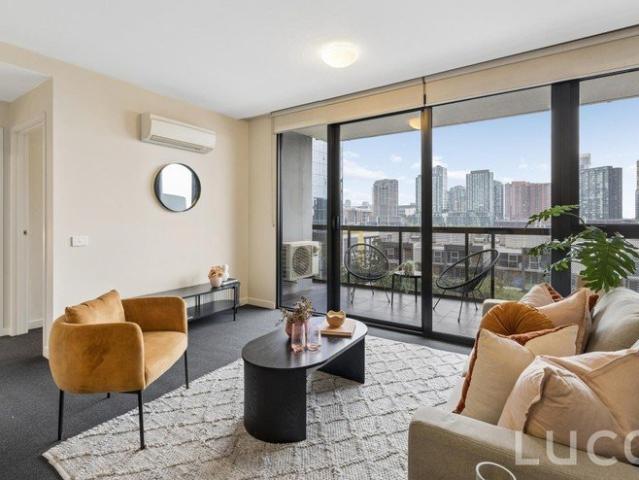 SPACE, VIEWS AND A CONVENIENT DOCKLANDS LIFESTYLE