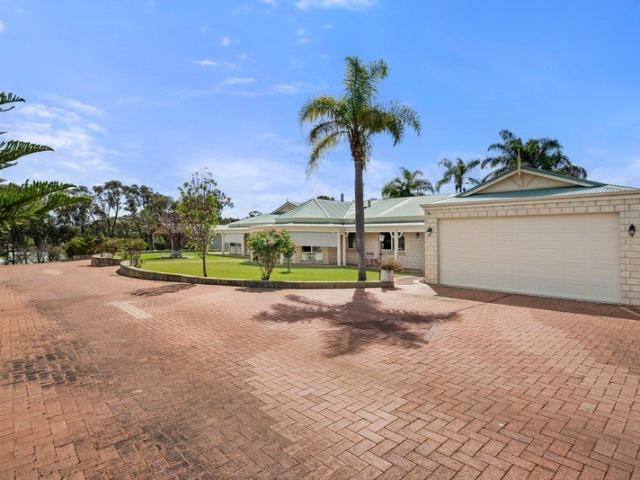 SPACE, VIEWS & SERIOUS SHED APPEAL ON 4.5 ACRES