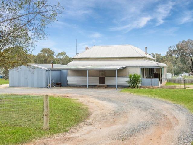 SPACE, COMFORT AND COUNTRY LIVING JUST MINUTES FROM TOWN!