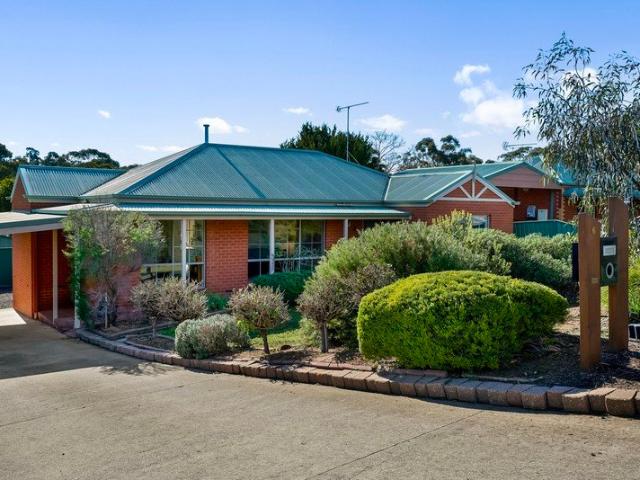 Space, Comfort & Convenience in the Heart of Flora Hill