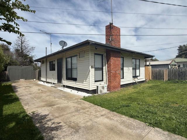 Space, Comfort & Convenience 3 bedroom home!